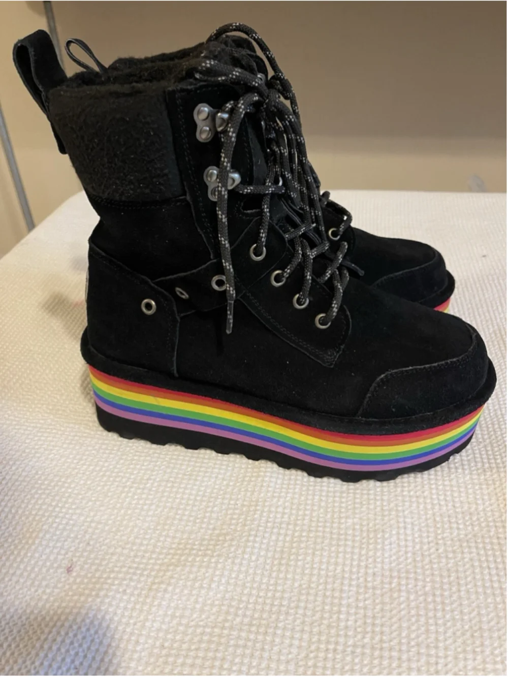 Bearpaw Retro Alicia Chunky Stacked Rainbow Platform Women's Boots 9 NEW!